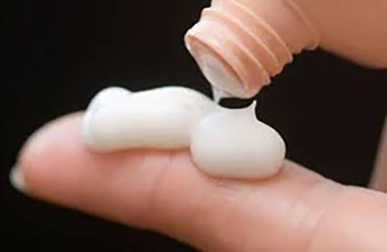 Benzocaine dạng thuốc mỡ, gel bôi, dạng bột được bôi ở ngoài vùng dùng cần điều trị