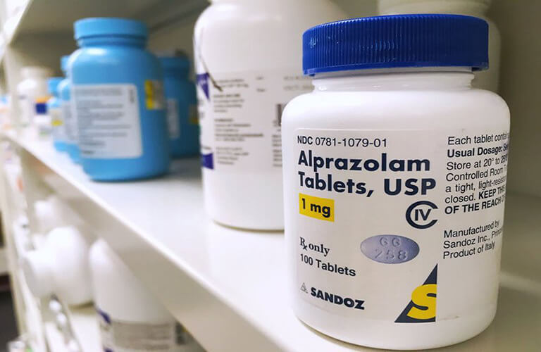 Thuốc Alprazolam cần dùng theo đúng hướng dẫn và chỉ định từ bác sĩ để đảm bảo an toàn hơn