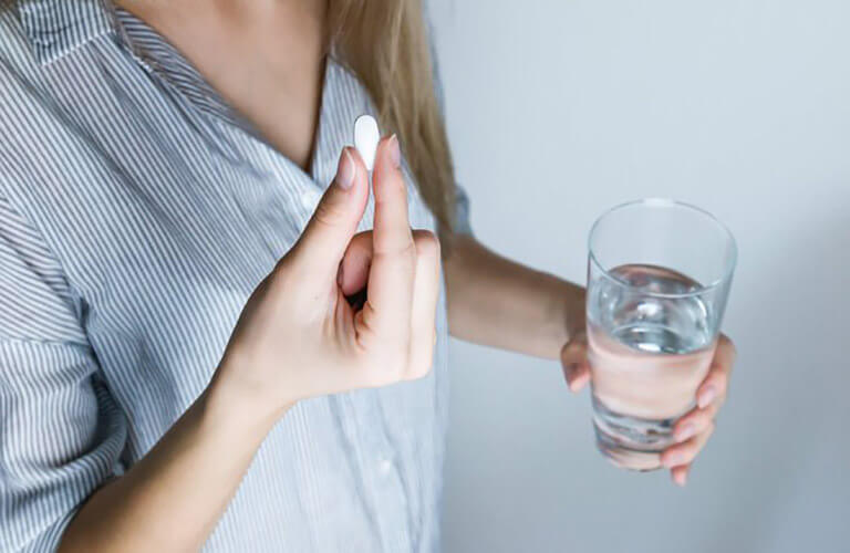 Thuốc ngủ Eszopiclone dùng qua đường uống, phải tuân theo mọi chỉ định liều dùng từ bác sĩ